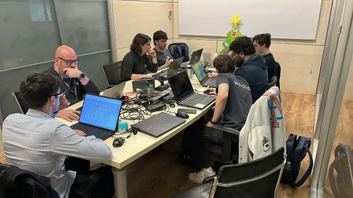 Il team Huroos al lavoro